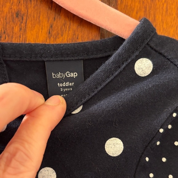 GAP Girlโs Sz 3T Long Sleeve Navy Polka Dot Tee w Front Pockets, GUC - Picture 3 of 8